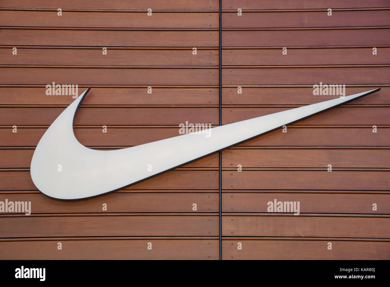 Santa Monica, 21.Juni: Nike Logo mit einem hölzernen Hintergrund Am 21.Juni 2017 in Santa Monica, Los Angeles County, Kalifornien, USA Stockfoto