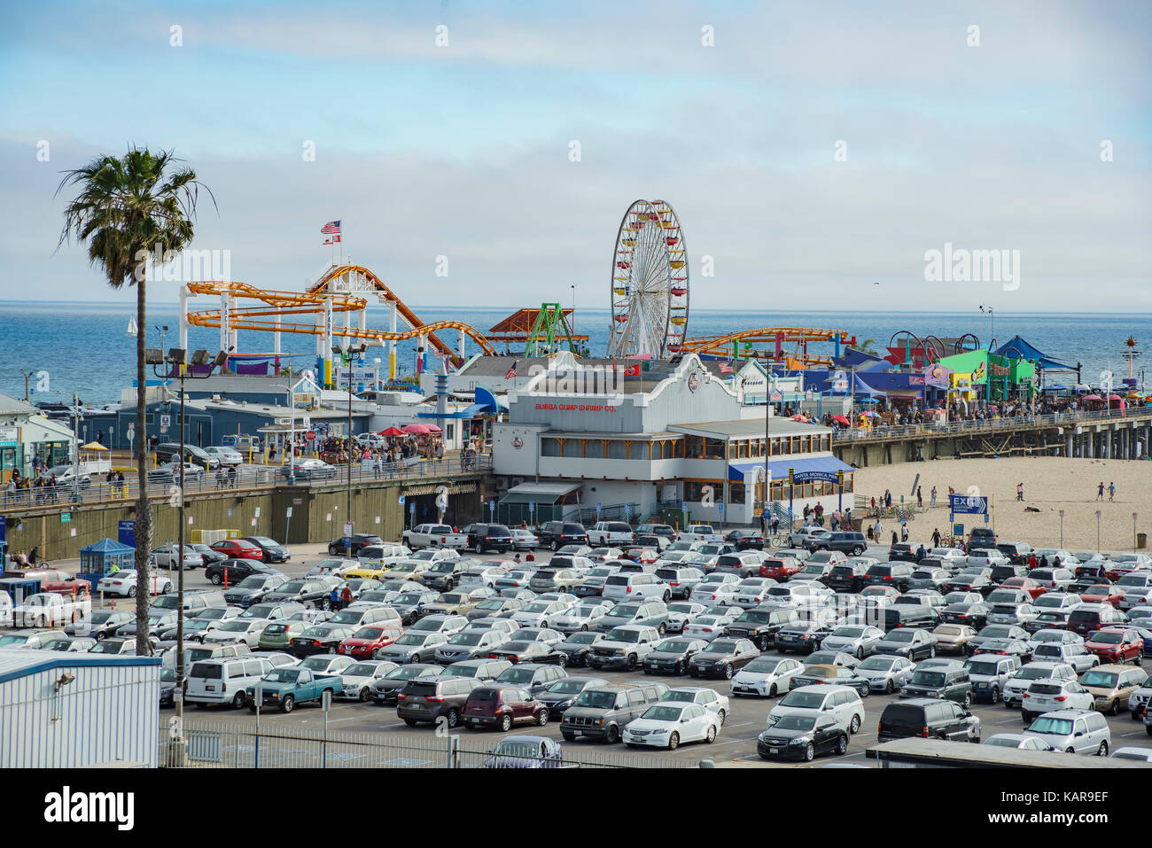 Santa Monica, APR 17: Der Pier und Parkplatz des Santa Monica Beach bei Los Angeles County, Kalifornien, USA Stockfoto