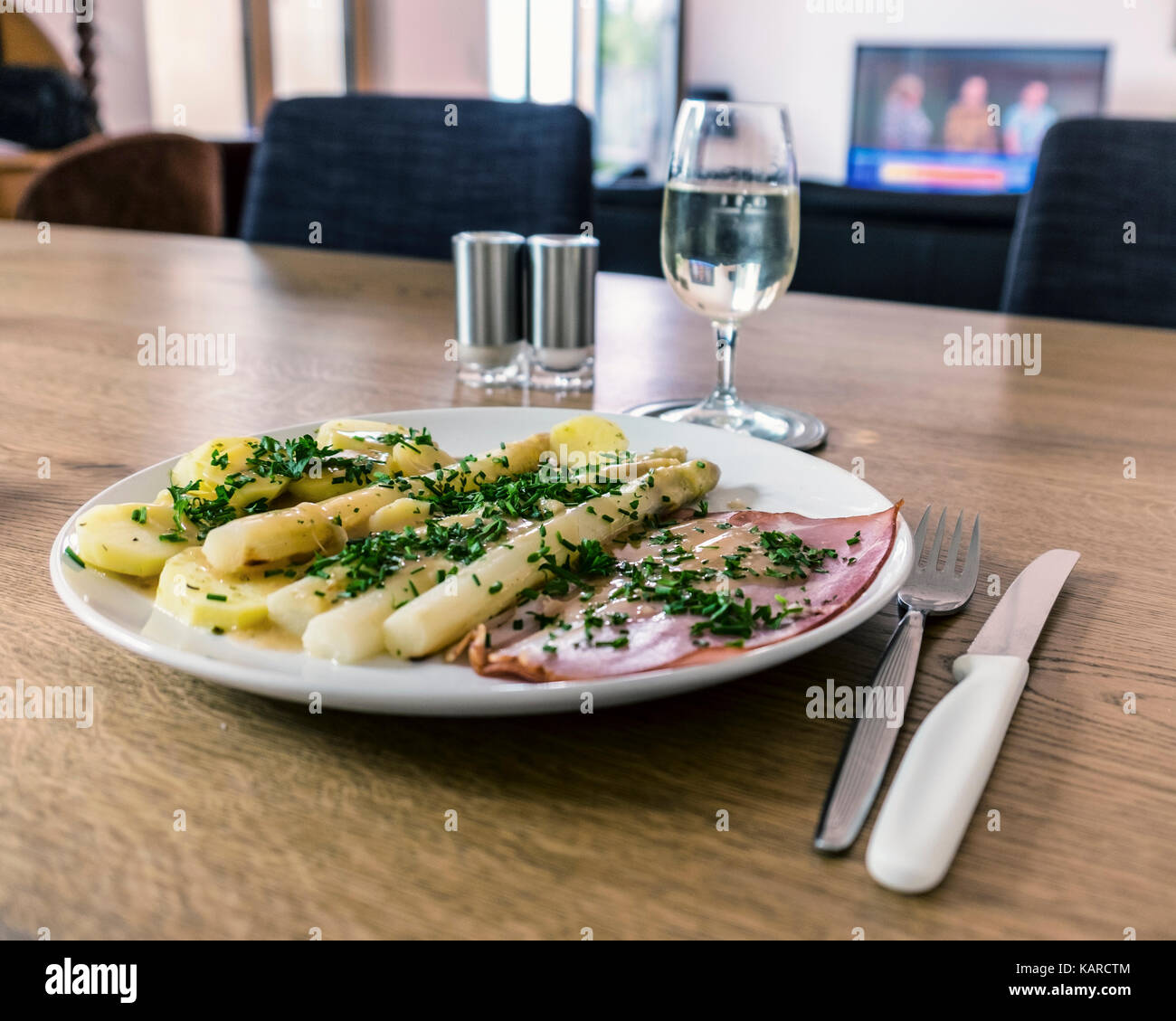 Berlin Deutschland. Spargel der Saison und ein Liebling der Deutschen saisonale Speisen - Spargel, Schinken und Kartoffeln Stockfoto