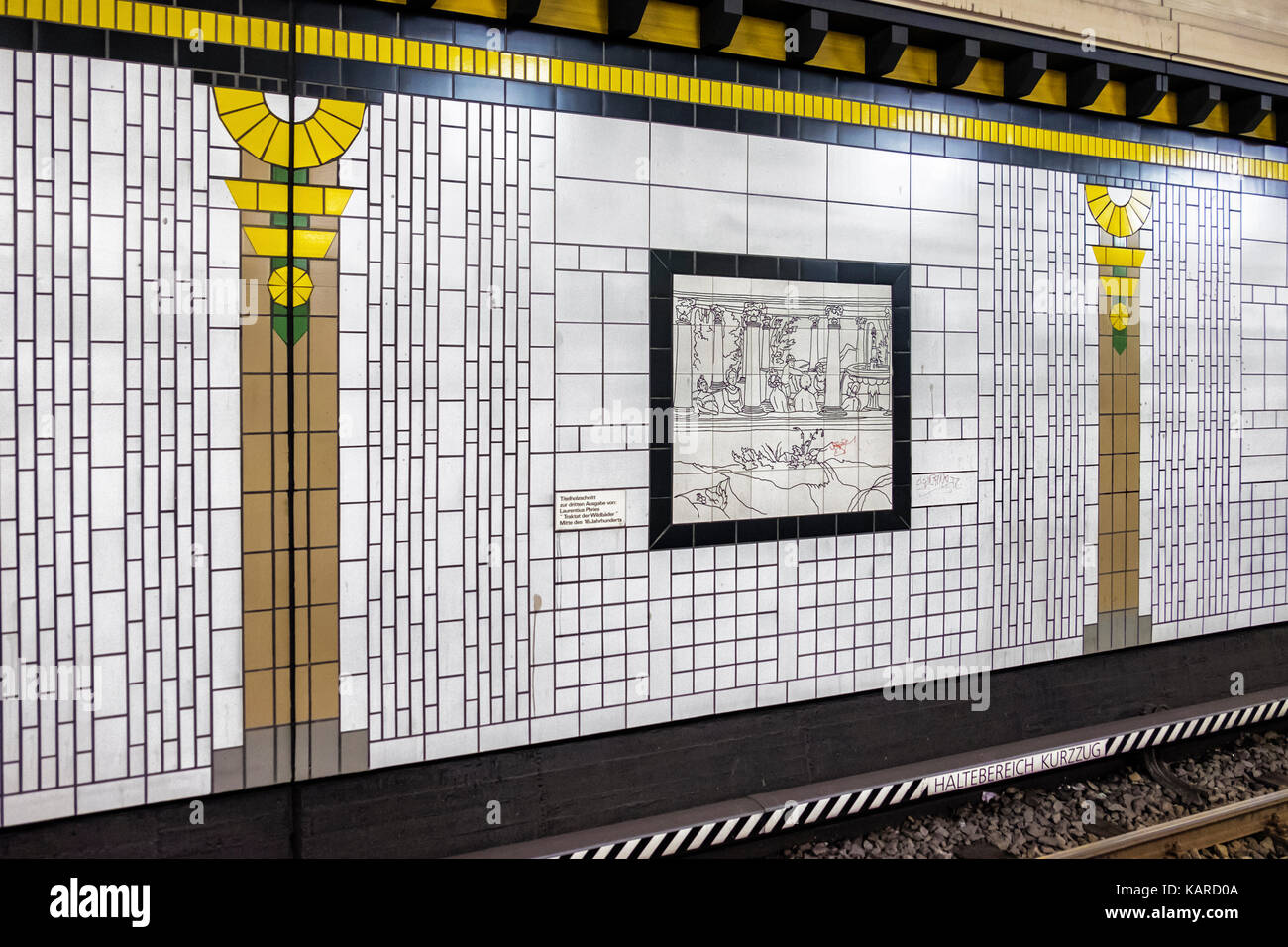 Berliner UBahnhof ParacelsusBad Interieur & Plattform auf der U8