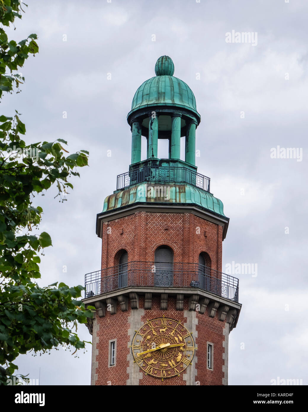 Berlin, Wittenau, Rathaus, Reinickendorf Rathaus im Jahre 1911 vom Architekten Friedrich Beyer. historischen alten, denkmalgeschützten Gebäudes errichtet. Backsteinturm mit grünen Kuppel Stockfoto