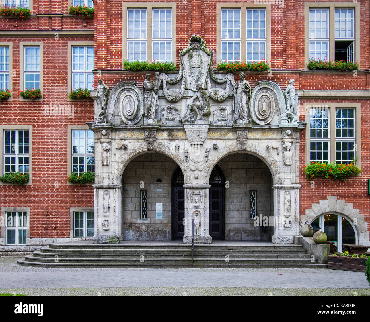 Berlin, Wittenau, Rathaus, Reinickendorf Rathaus im Jahre 1911 vom Architekten Friedrich Beyer. historischen alten, denkmalgeschützten Gebäudes errichtet. Haupteingang mit Skulptur Stockfoto