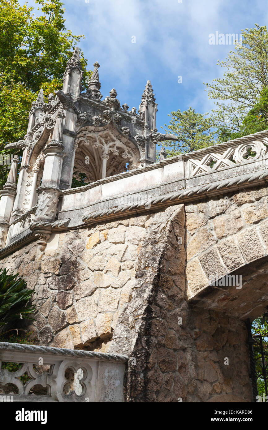 Brücke von Quinta da Regaleira ist ein Anwesen in der Nähe des historischen Zentrums von Sintra, Portugal. Es wurde 1910 fertiggestellt und ist jetzt als W eingestuft Stockfoto