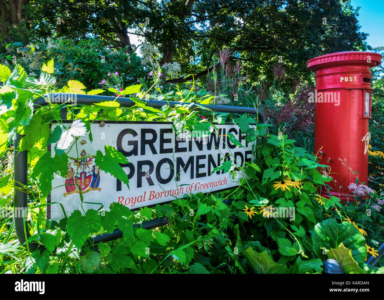 Berlin, Alt-Tegal, Alte Tegal. Englisch red Post Box auf der Greenwich Promenade neben dem Tegeler See - partnerstadt von Greenwich London Stockfoto