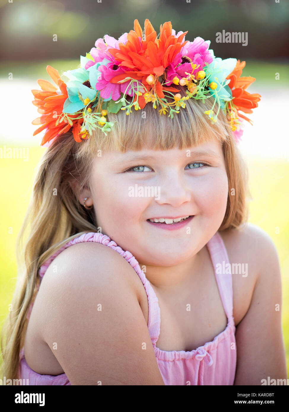 Porträt von einem süßen blondy Mädchen mit Blumen auf dem Kopf. Stockfoto