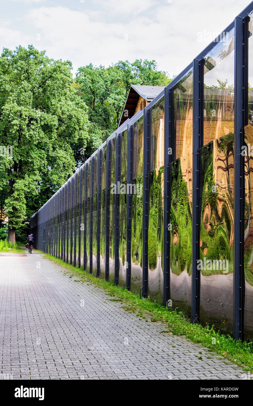 Berlin Karl-Bonhoeffer-Nervenklinik psychiatrischen Krankenhaus KMV-forensische Abteilung sichere gefangenenlager. Außen mit Plexiglas Wand Stockfoto