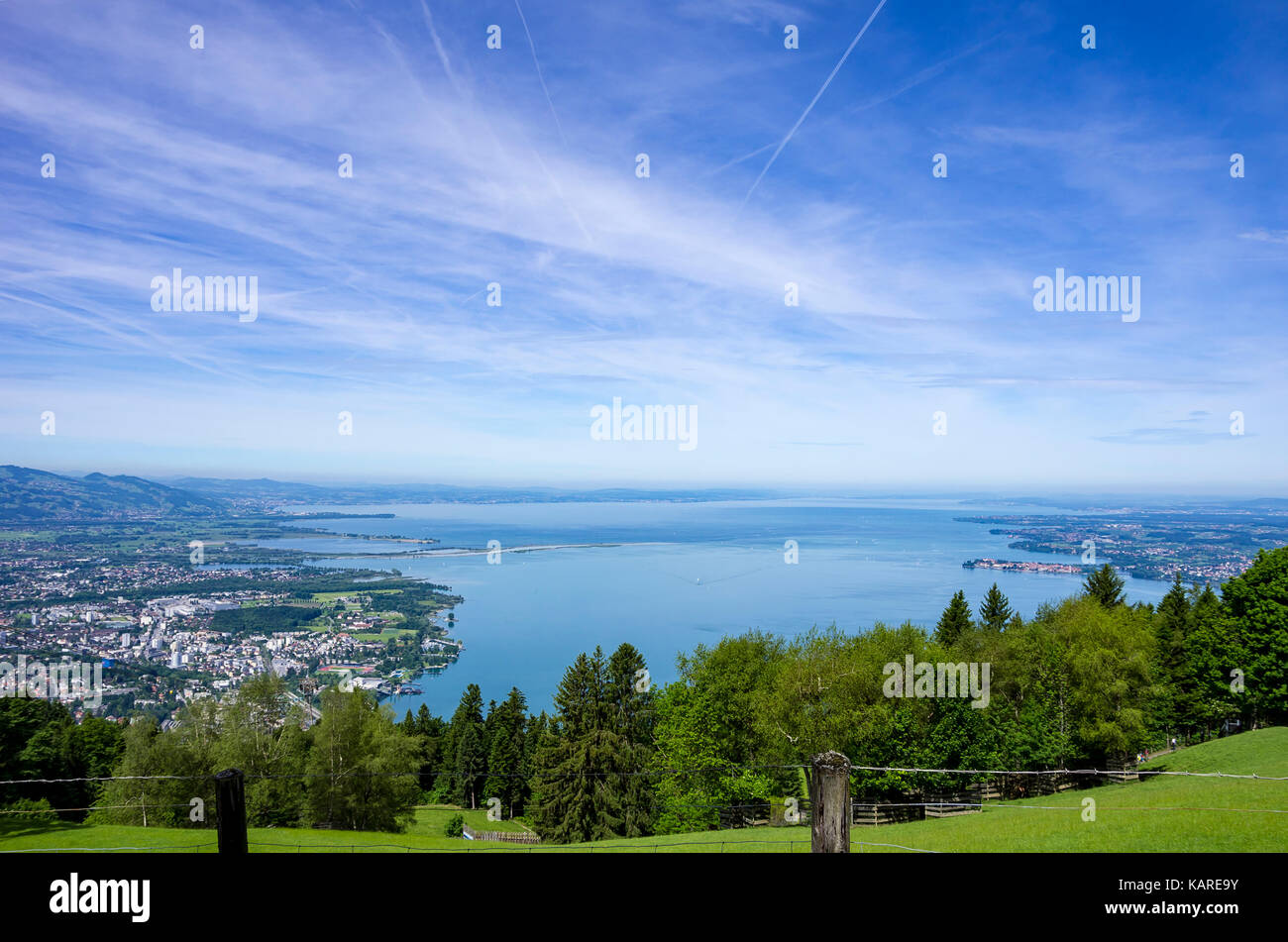 Blick über den Bodensee nach Bregenz und Lindau, wie vom Pfänder, Vorarlberg, Österreich. Stockfoto