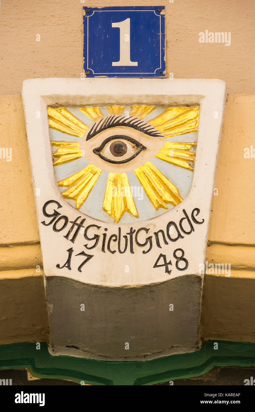 Variante des Auge der Vorsehung auf einem Schlussstein im Torbogen der Barbiergasse 1 in Pirna, Sachsen, Deutschland. Stockfoto