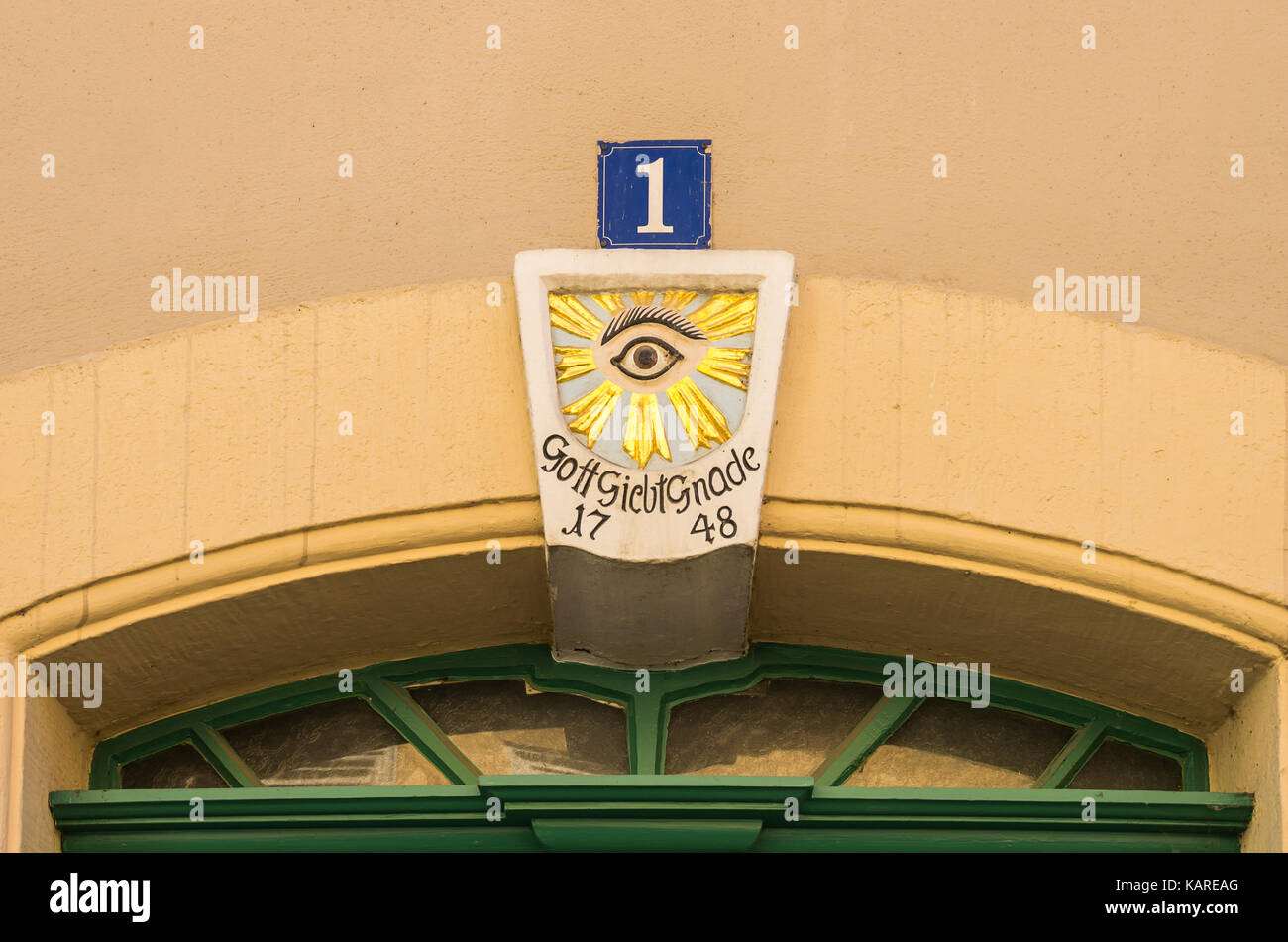 Variante des Auge der Vorsehung auf einem Schlussstein im Torbogen der Barbiergasse 1 in Pirna, Sachsen, Deutschland. Stockfoto