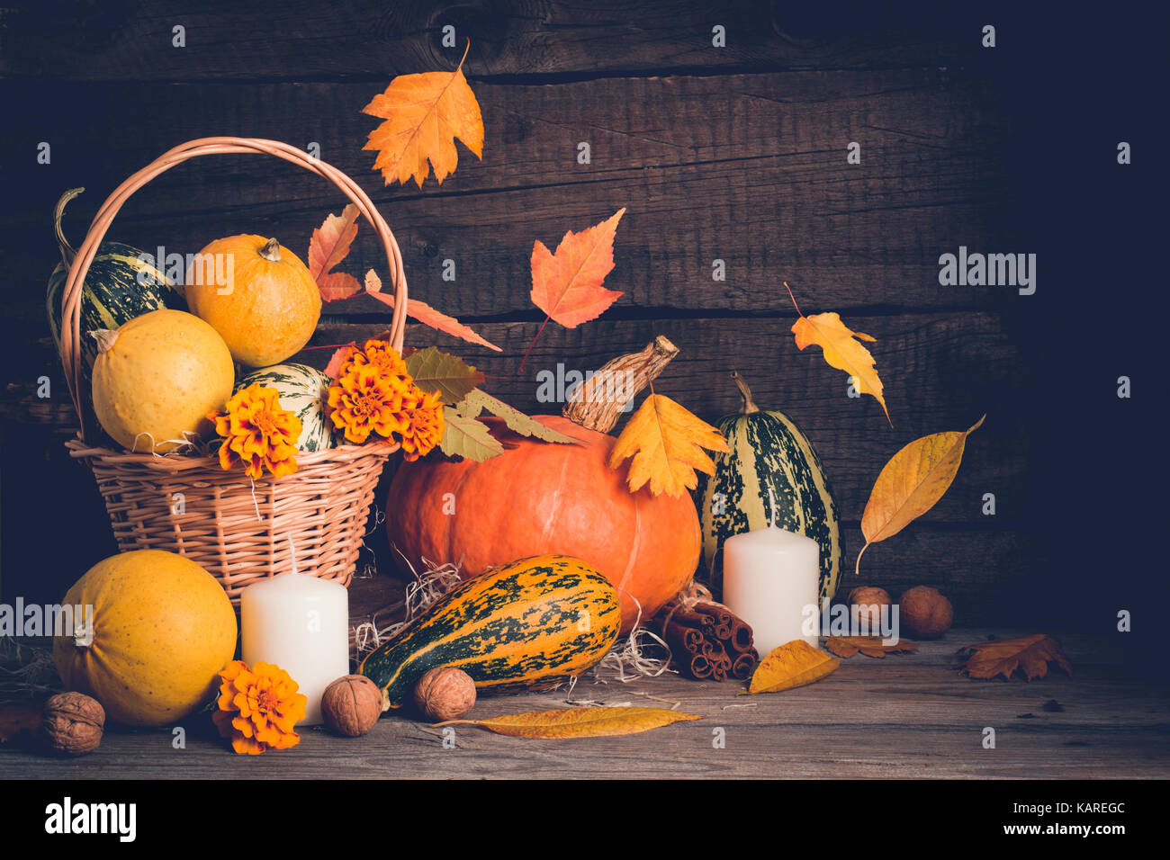 Herbst noch Leben mit Kürbissen und fallende Blätter. Thanksgiving Konzept, kopieren Raum Stockfoto