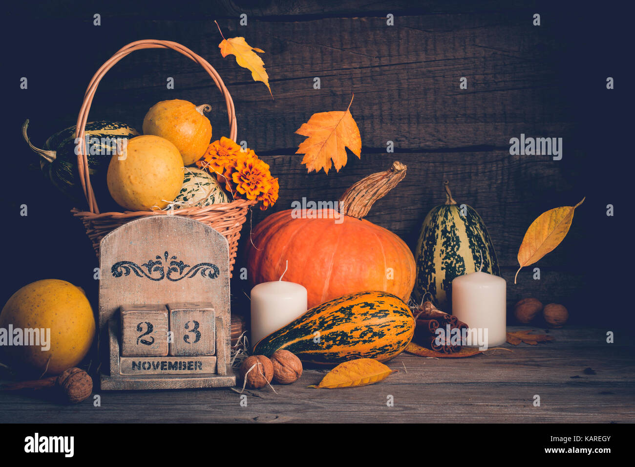 Herbst noch Leben mit Kürbissen und fallende Blätter. Thanksgiving Konzept, kopieren. Stockfoto