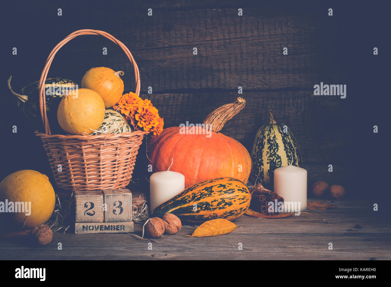 Herbst noch Leben mit Kürbissen und Kerzen. Thanksgiving Konzept, kopieren. Stockfoto