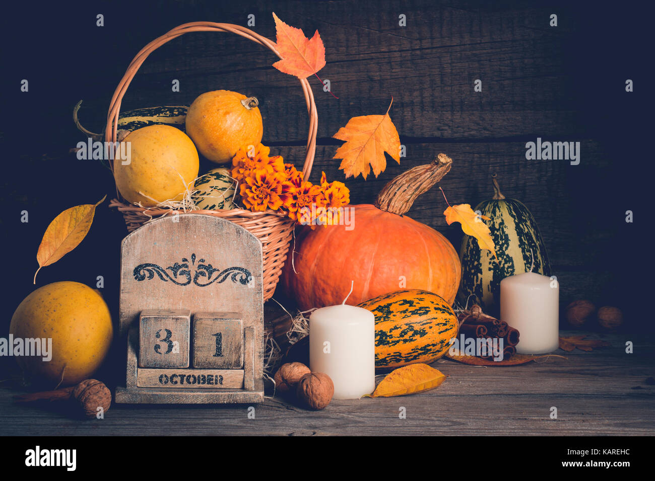 Herbst noch Leben mit Kürbissen und fallende Blätter. Halloween Konzept, kopieren. Stockfoto