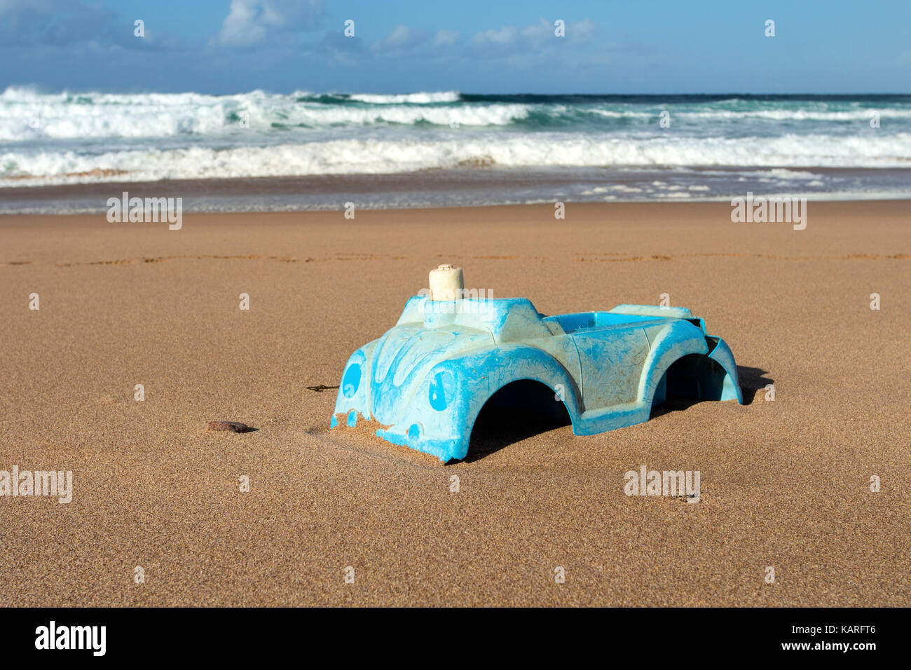 Kunststoff Spielzeug Auto gewaschen, auf einem abgelegenen schottischen Strand UK Stockfoto
