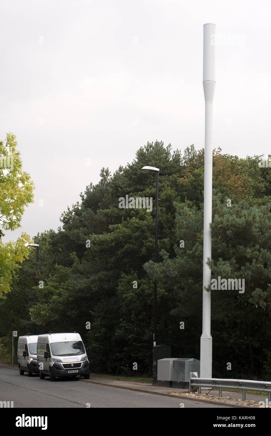 Eine mobile phone Mast und drei Schränke Platz besetzen auf einen Fußweg, North East England, Großbritannien Stockfoto
