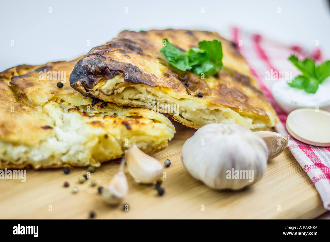 Käse burek/sirnica Zusammensetzung Stockfoto