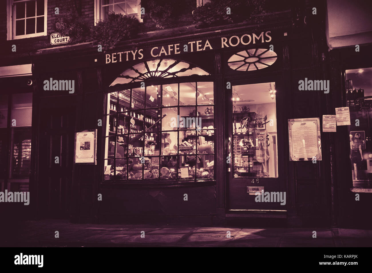 Bettys Kaffee Zimmer nachts, York, North Yorkshire, England, Großbritannien Stockfoto