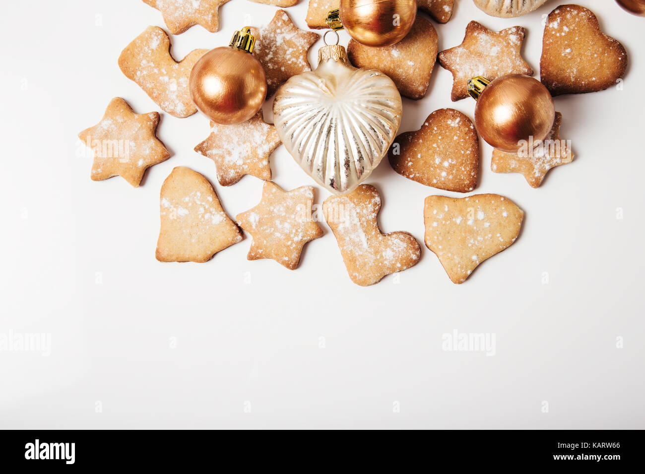 Weihnachtsdekoration mit Lebkuchen, Weihnachtskugeln. weißen Hintergrund. Urlaub, neues Jahr Konzept. Ansicht von oben. Stockfoto