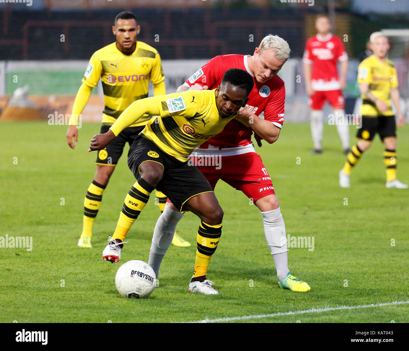 Sport, Fußball, Regionalliga West, 2017/2018, Rot Weiss Oberhausen vs BVB Borussia Dortmund U 23 1:0, Stadion Niederrhein in Oberhausen, Szene des Spiels, v.l.n.r. Herbert Bockhorn (BVB), Haymenn Bah-Traore (BVB), Tim Hermes (Rwo) Stockfoto