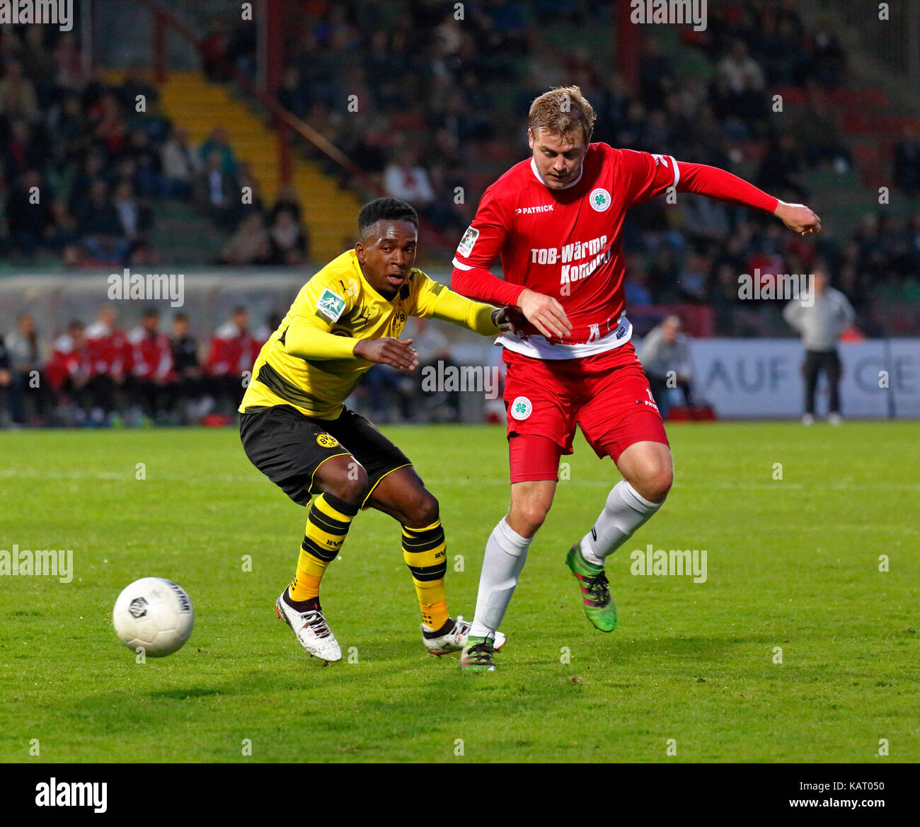 Sport, Fußball, Regionalliga West, 2017/2018, Rot Weiss Oberhausen vs BVB Borussia Dortmund U 23 1:0, Stadion Niederrhein in Oberhausen, Szene des Spiels, Haymenn Bah-Traore (BVB) links und Maik Odenthal (Rwo) Stockfoto