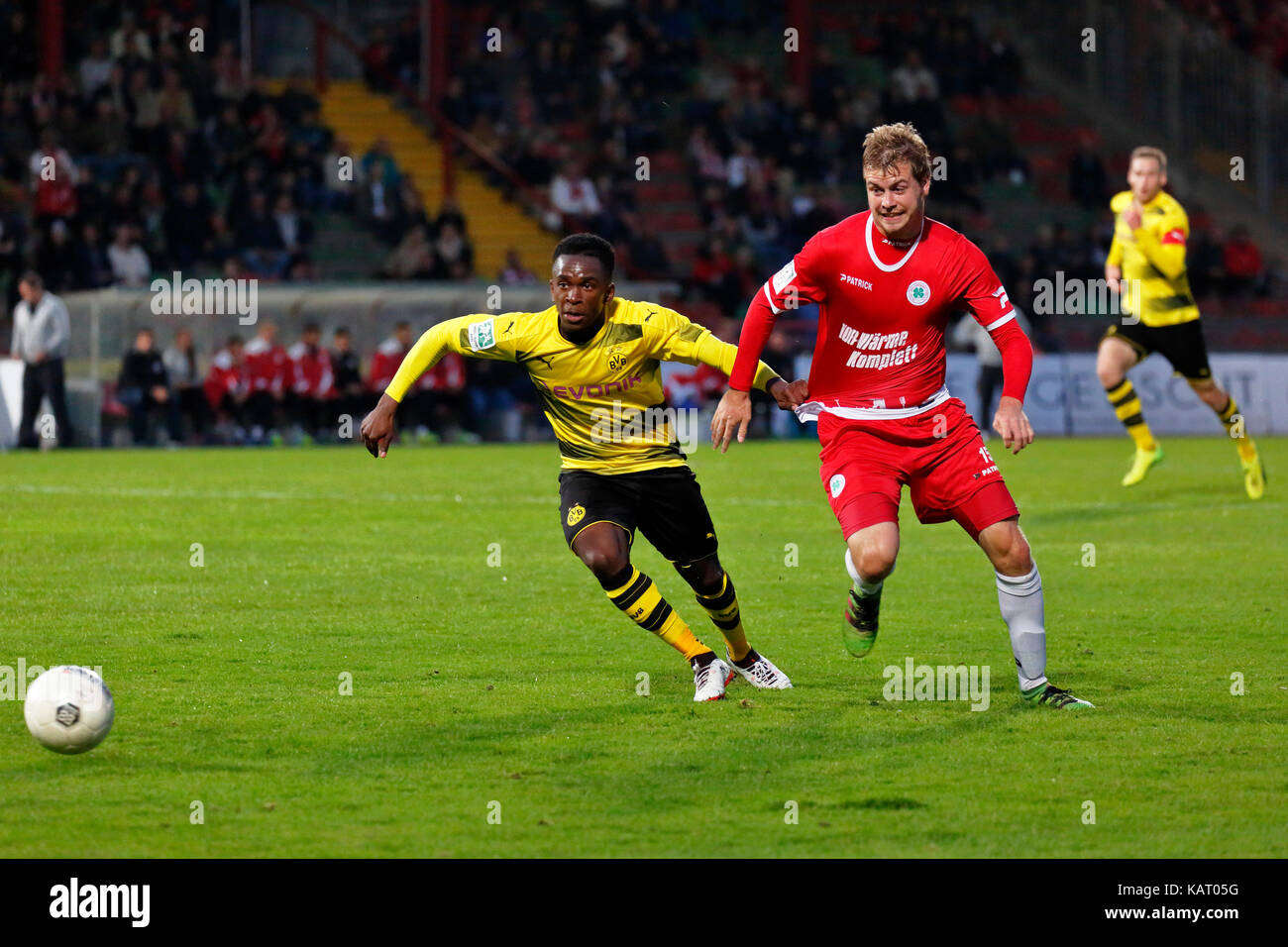 Sport, Fußball, Regionalliga West, 2017/2018, Rot Weiss Oberhausen vs BVB Borussia Dortmund U 23 1:0, Stadion Niederrhein in Oberhausen, Szene des Spiels, Haymenn Bah-Traore (BVB) links und Maik Odenthal (Rwo) Stockfoto