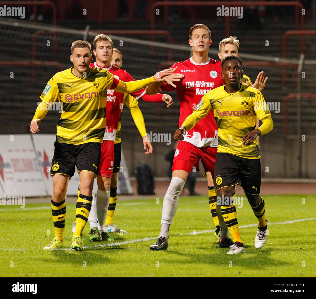 Sport, Fußball, Regionalliga West, 2017/2018, Rot Weiss Oberhausen vs BVB Borussia Dortmund U 23 1:0, Stadion Niederrhein in Oberhausen, Szene des Spiels, vor v.l.n.r. Team Kapitän Patrick Mainka (BVB), Maik Odenthal (RWO), Jannik Loehden (RWO), Haymenn Bah-Traore (BVB) Stockfoto