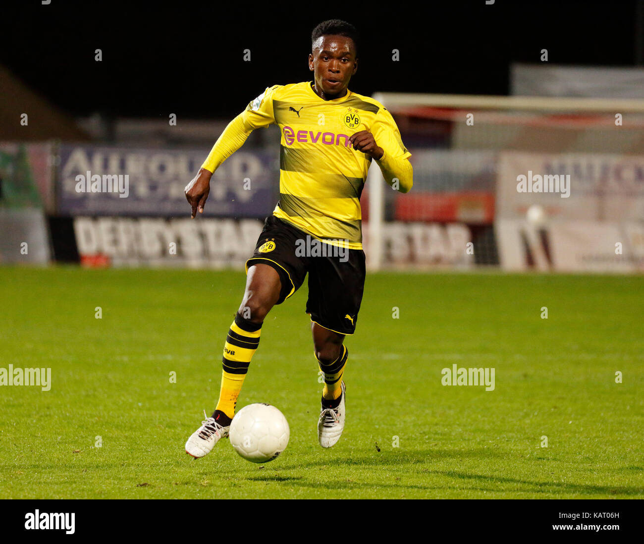 Sport, Fußball, Regionalliga West, 2017/2018, Rot Weiss Oberhausen vs BVB Borussia Dortmund U 23 1:0, Stadion Niederrhein in Oberhausen, Szene des Spiels, Haymenn Bah-Traore (BVB) in Ballbesitz Stockfoto