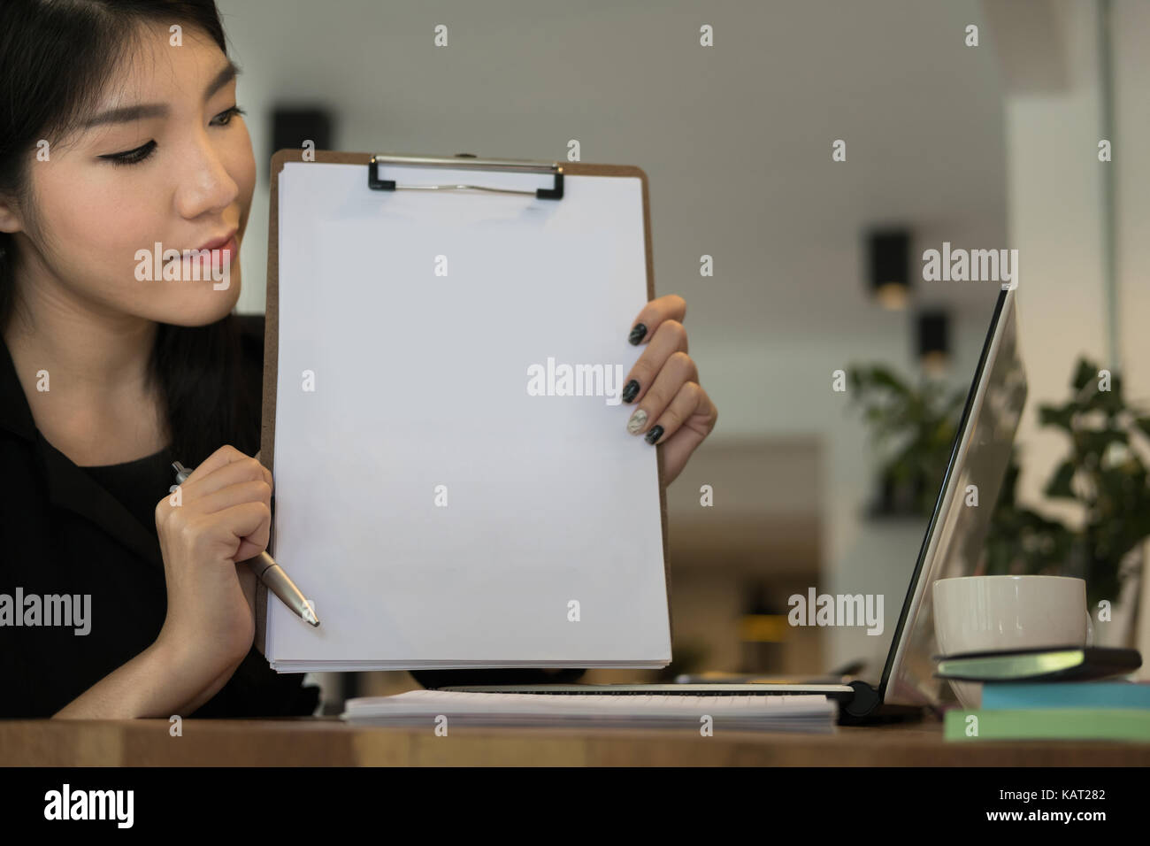 Geschäftsfrau planen neue Business Projekt am Arbeitsplatz. Frau zeigt Market Data Report im Büro. Junge Finance Analyst arbeiten mit finanziellen Grafik & char Stockfoto