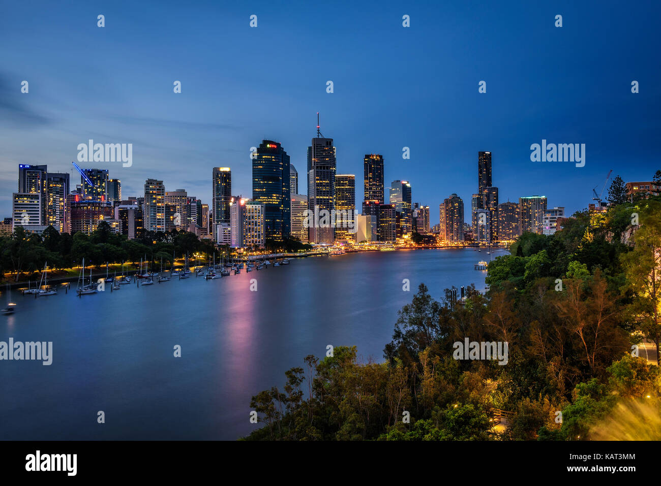 Night Skyline von Brisbane City und Brisbane River von Kangaroo Point Cliffs, Queensland, Australien. Stockfoto