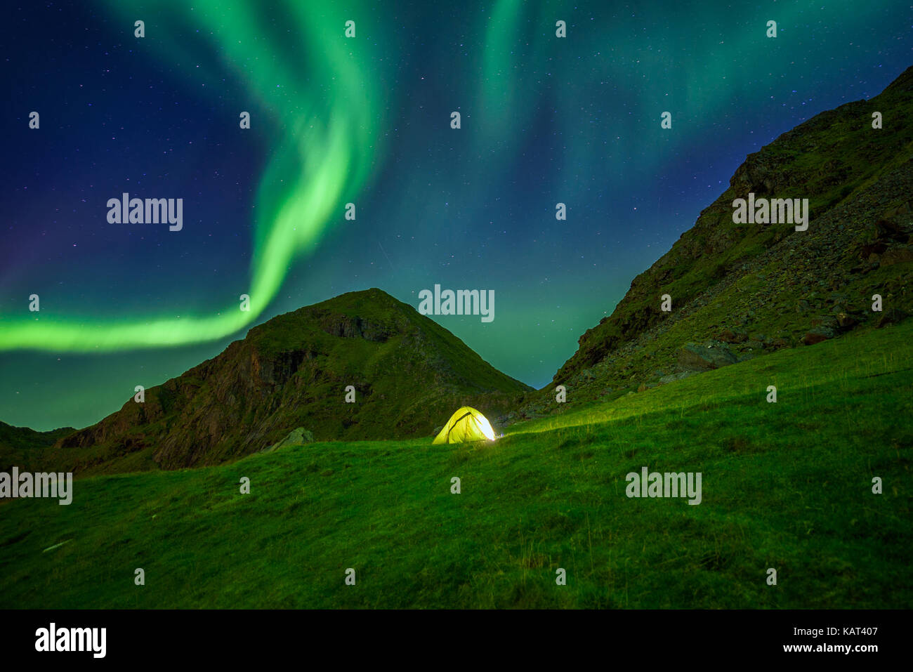 Beleuchtetes Zelt in der Lofoten in Norwegen mit dem Nordlicht (Aurora Borealis) Stockfoto