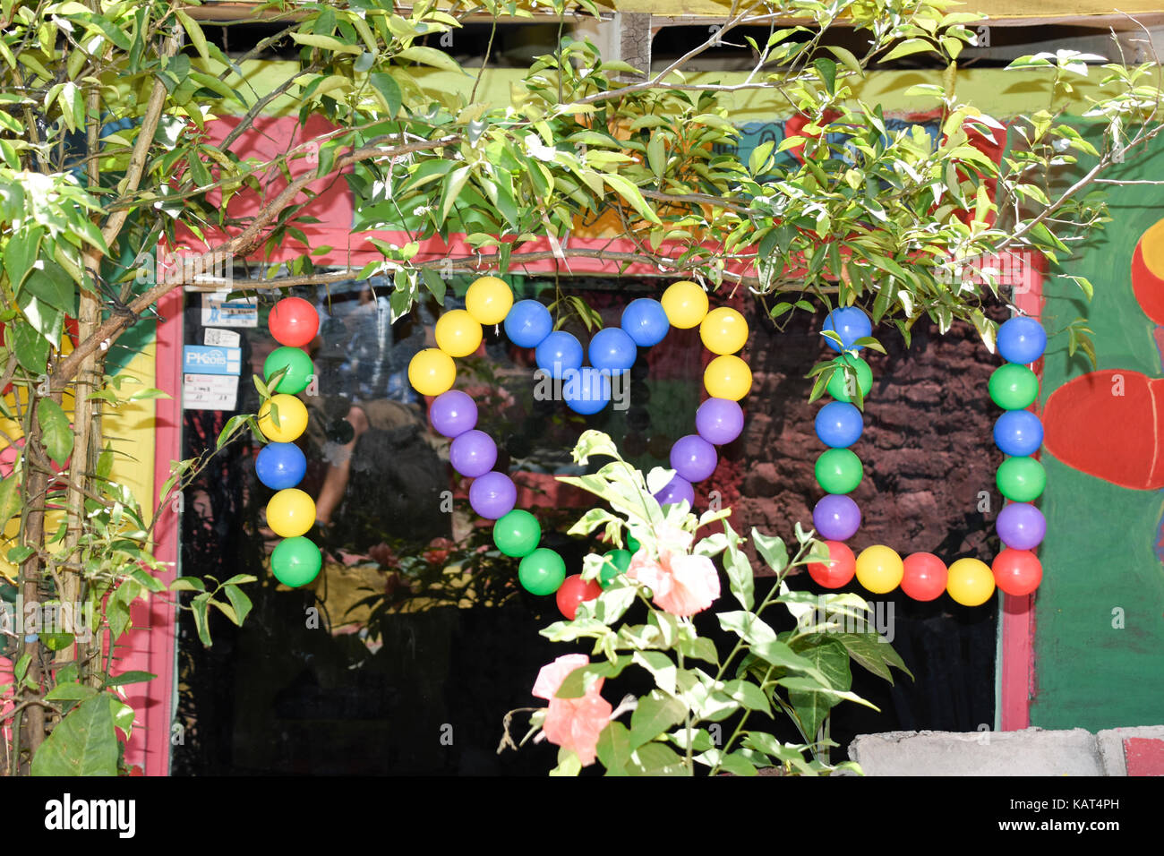 Ich liebe Sie handgearbeitete Dekoration in einem Fenster im Rainbow Village in Semerang, Indonesien Stockfoto