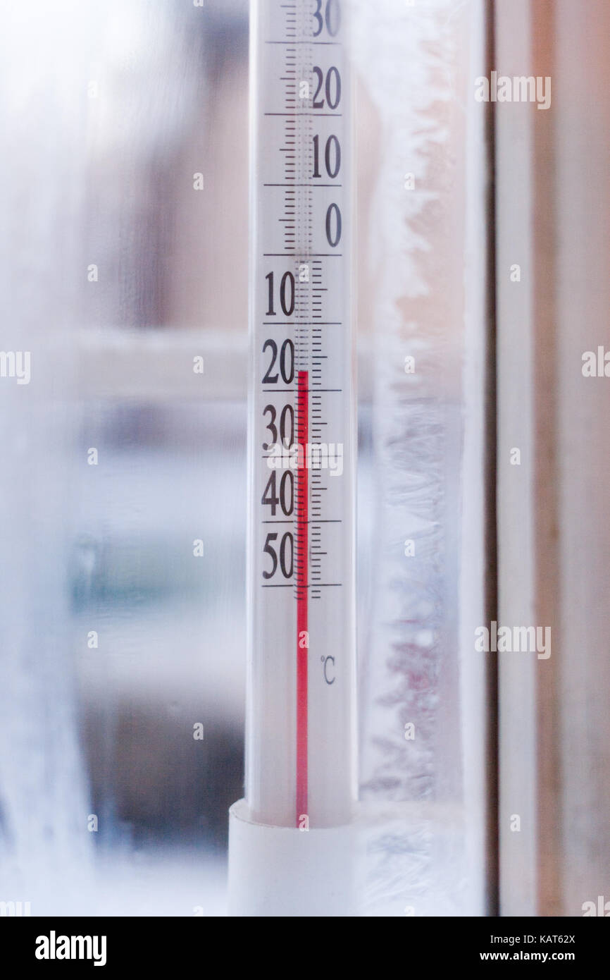 Der Blick durch gefrorenen Fenster von Zimmer zu den Außen-Thermometer die  Temperatur unter Null Stockfotografie - Alamy