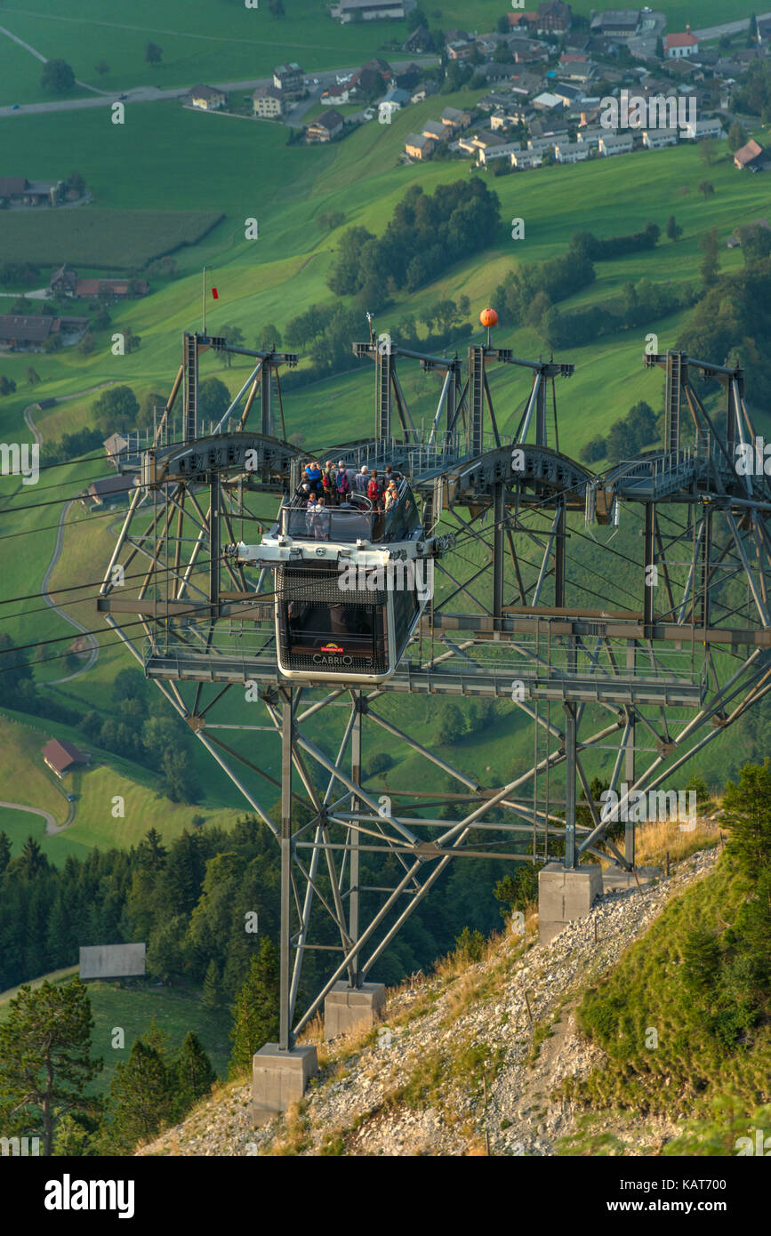 Die weltweit erste 'Cabrio' Open decked Luftseilbahn in der Nähe von Stans, Schweiz, geht auf die Spitze des Mt Stanserhorn, Stockfoto