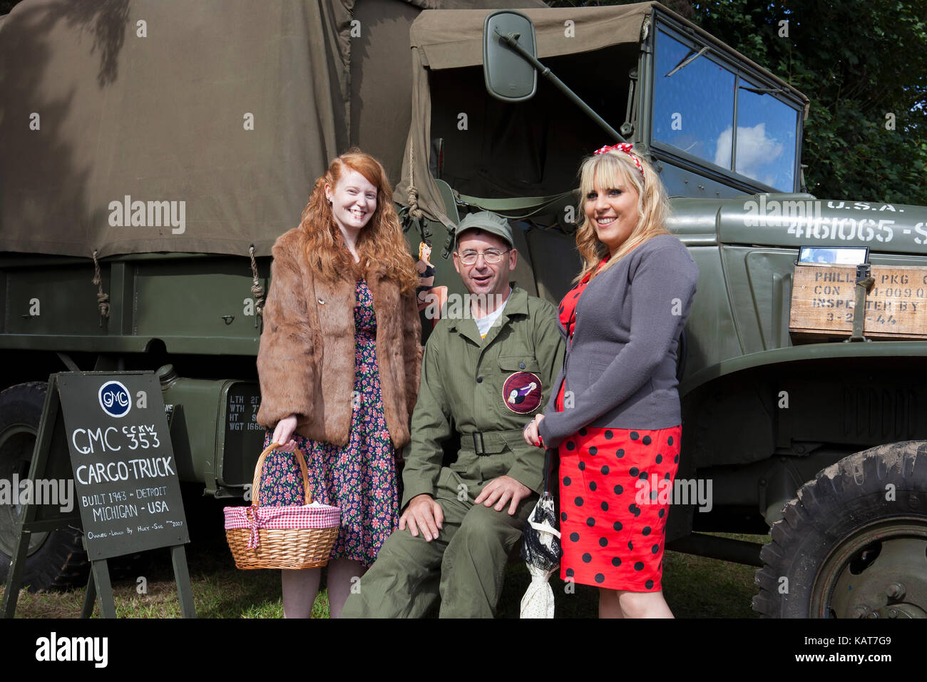 Militärfahrzeug enthusiast Huey Saunders und 40 s Weekenders stellen eine 1943 US Army GMC CCKW-353 cargo Truck. Stockfoto