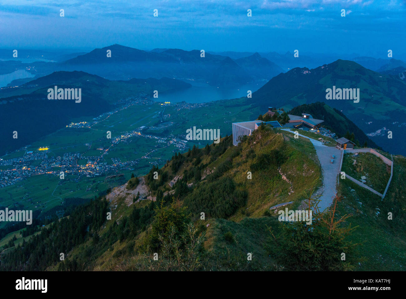 Die weltweit erste 'Cabrio' Open decked Luftseilbahn in der Nähe von Stans, Schweiz, geht auf die Spitze des Mt Stanserhorn, Stockfoto