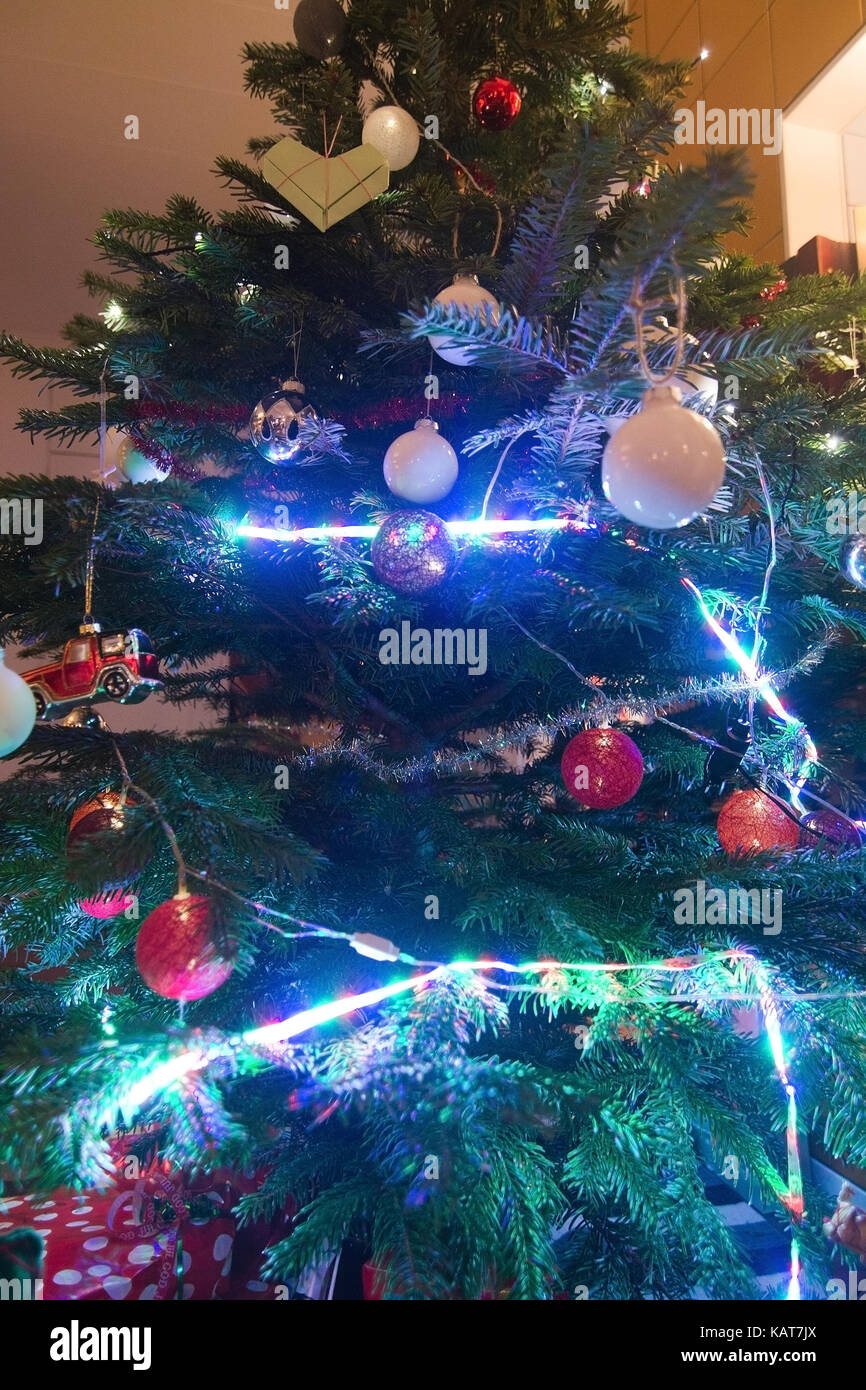 Weihnachten Hintergrund mit bunten Lichtern und Kugeln am Baum. Stockfoto