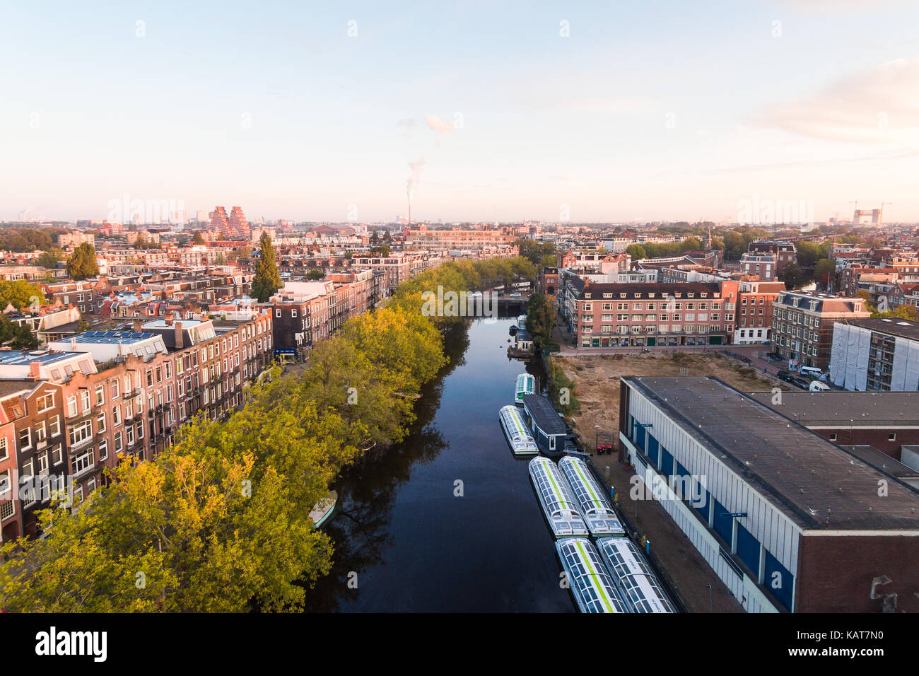 Sonnenaufgang über den Kanal von Amsterdam, Ansicht von oben Stockfoto