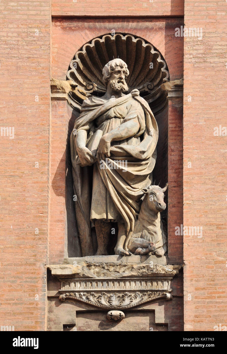 Staue von St Luke, Kirche San Salvatore, Via Cesare Battisti, Bologna, Italien Stockfoto