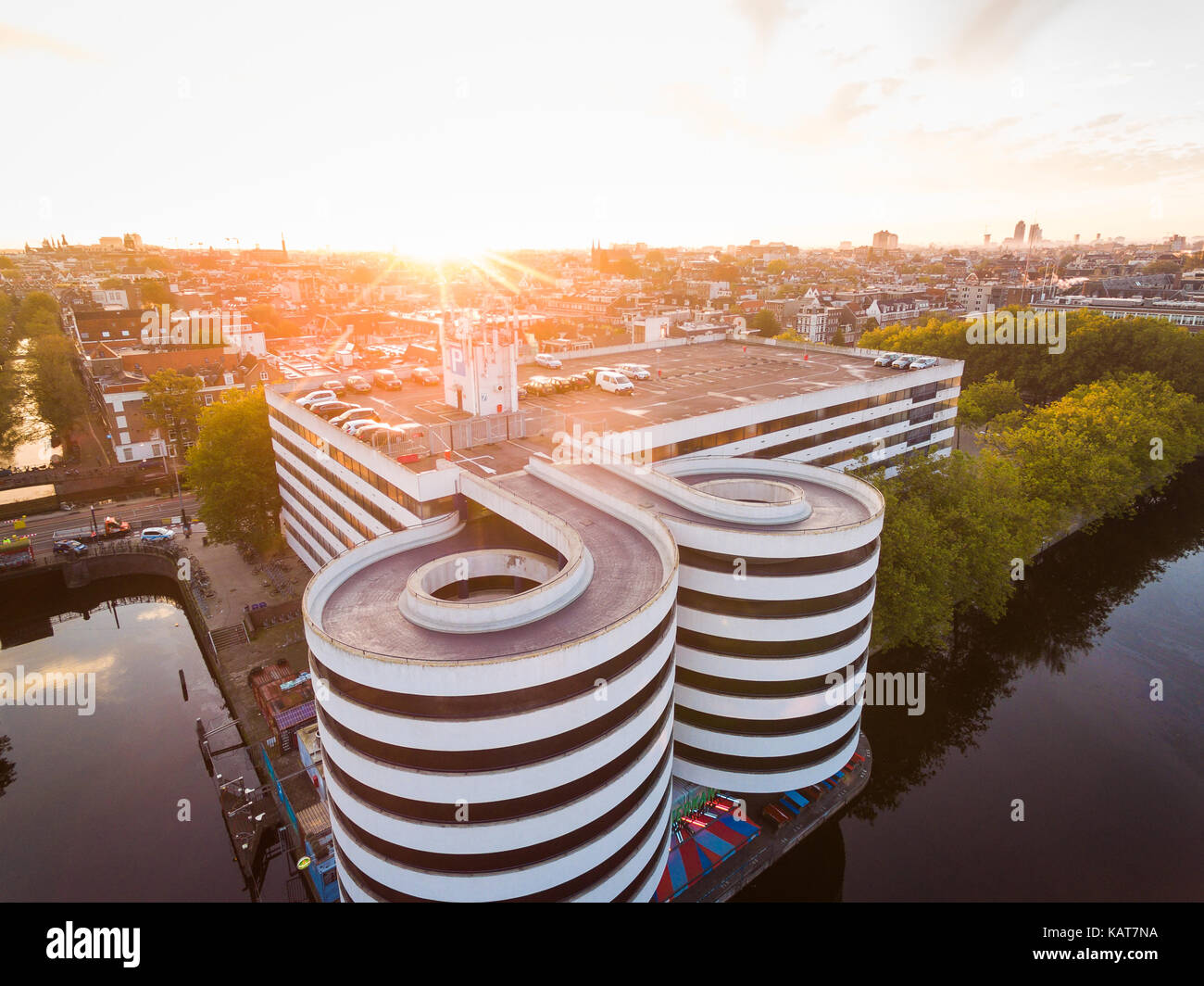 Sonnenaufgang über dem Gebäude von Parkplatz in Amsterdam, Ansicht von oben Stockfoto