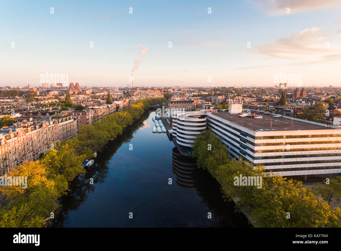 Sonnenaufgang über dem Gebäude von Parkplatz in Amsterdam, Ansicht von oben Stockfoto