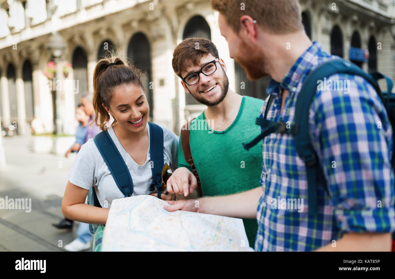 Glückliche Gruppe von Touristen reisen und Sehenswürdigkeiten