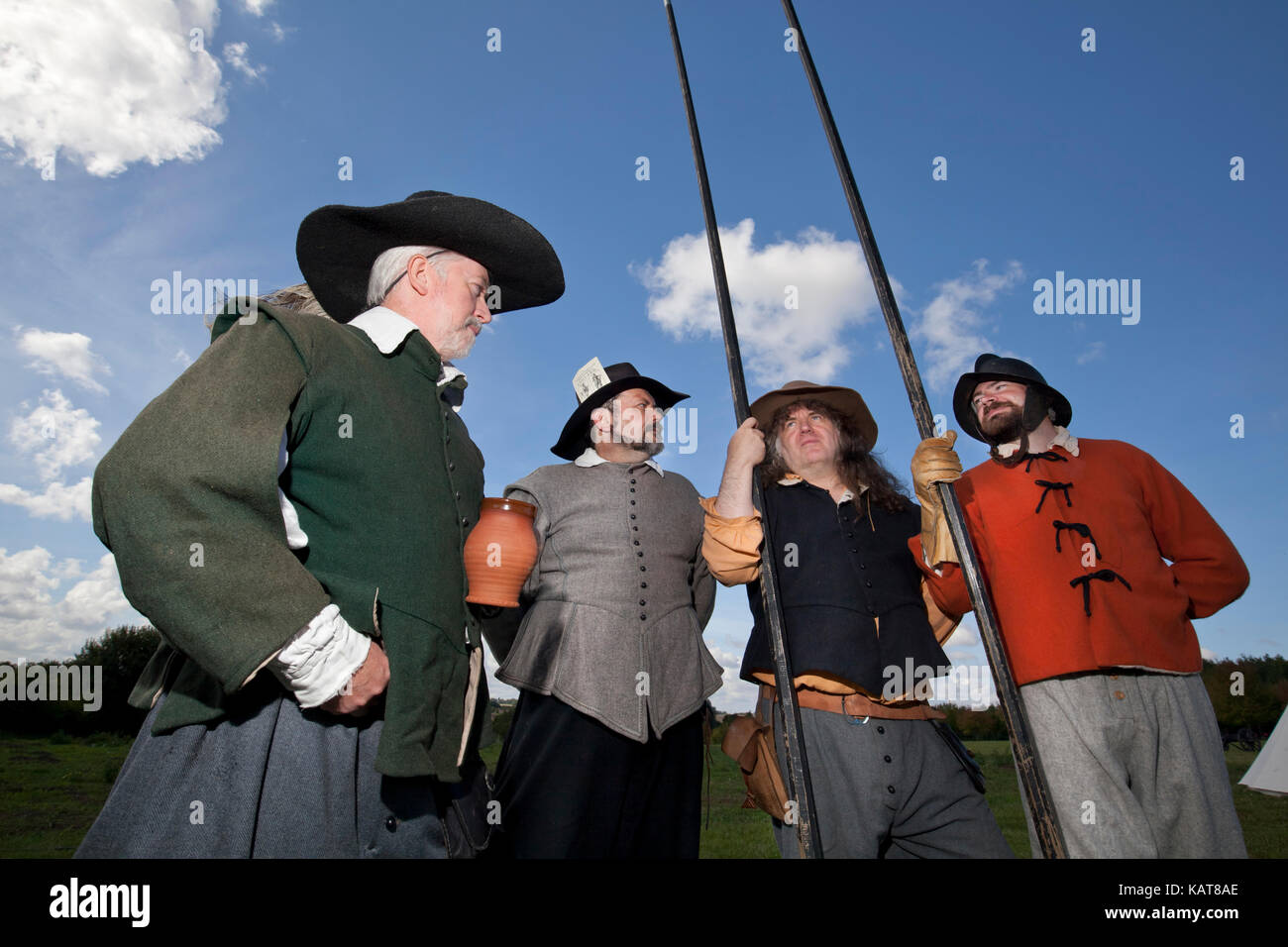 Englischer Bürgerkrieg Musketier und pikeniere Re-enactors (von links), Sean Murray, Adrian Salisbury-Smith, Christopher Johnson und Simon Vetter. Stockfoto