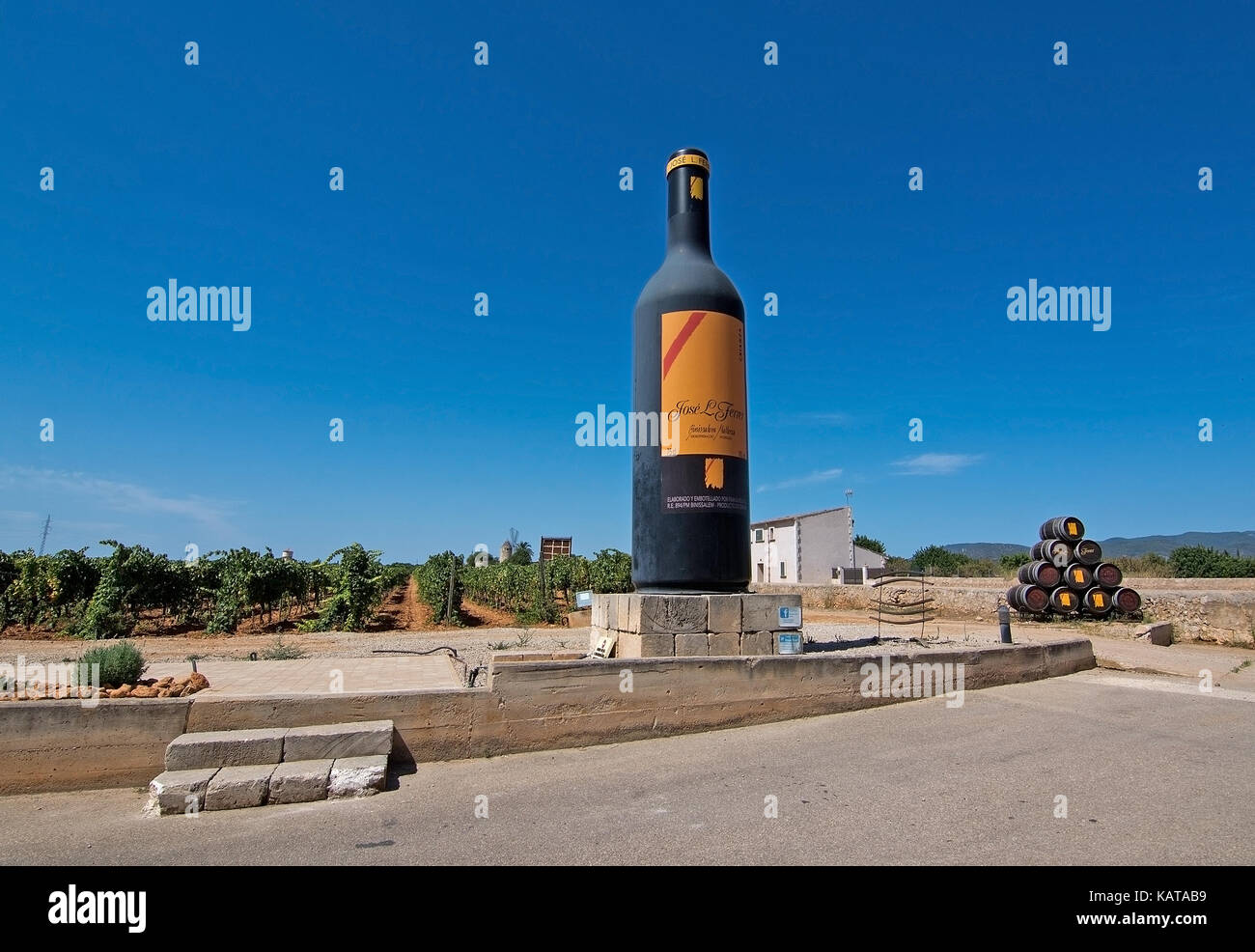 Mallorca, Spanien - 7. August 2017: große Flasche Wahrzeichen in der Jose l Ferrer Weinberg an einem sonnigen Tag am 7. August 2017 auf Mallorca, Spanien. Stockfoto