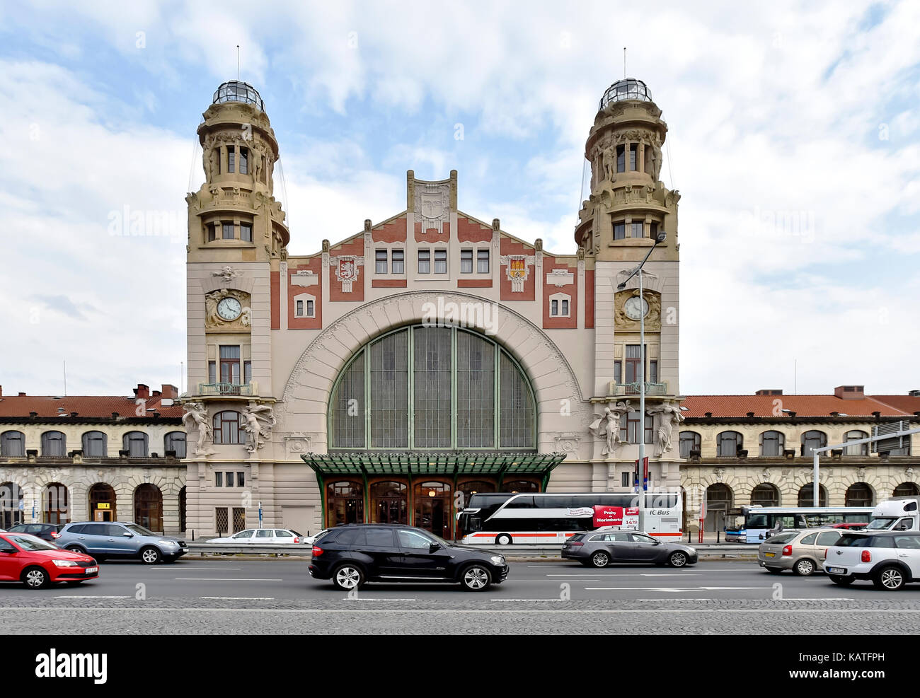 Prag, Tschechische Republik. 26 Sep, 2017. Prag 2 Amtsgericht gab das Urteil über einen von Klagen eingereicht von Italien Grandi Stazioni auf, der Inhaber der Fanta Gebäude am Prager Hauptbahnhof, am 27. September. Der Eigentümer des Gebäudes ist SZDC (Railway Infrastructure Administration), der nach dem Urteil. Auf dem Foto ist am 26. September getroffen, ist die Fassade der Gebäude des Jugendstils Fanta der Bahnhof von Architekt Josef Fanta gesehen. Quelle: Vit Simanek/CTK Photo/Alamy leben Nachrichten Stockfoto