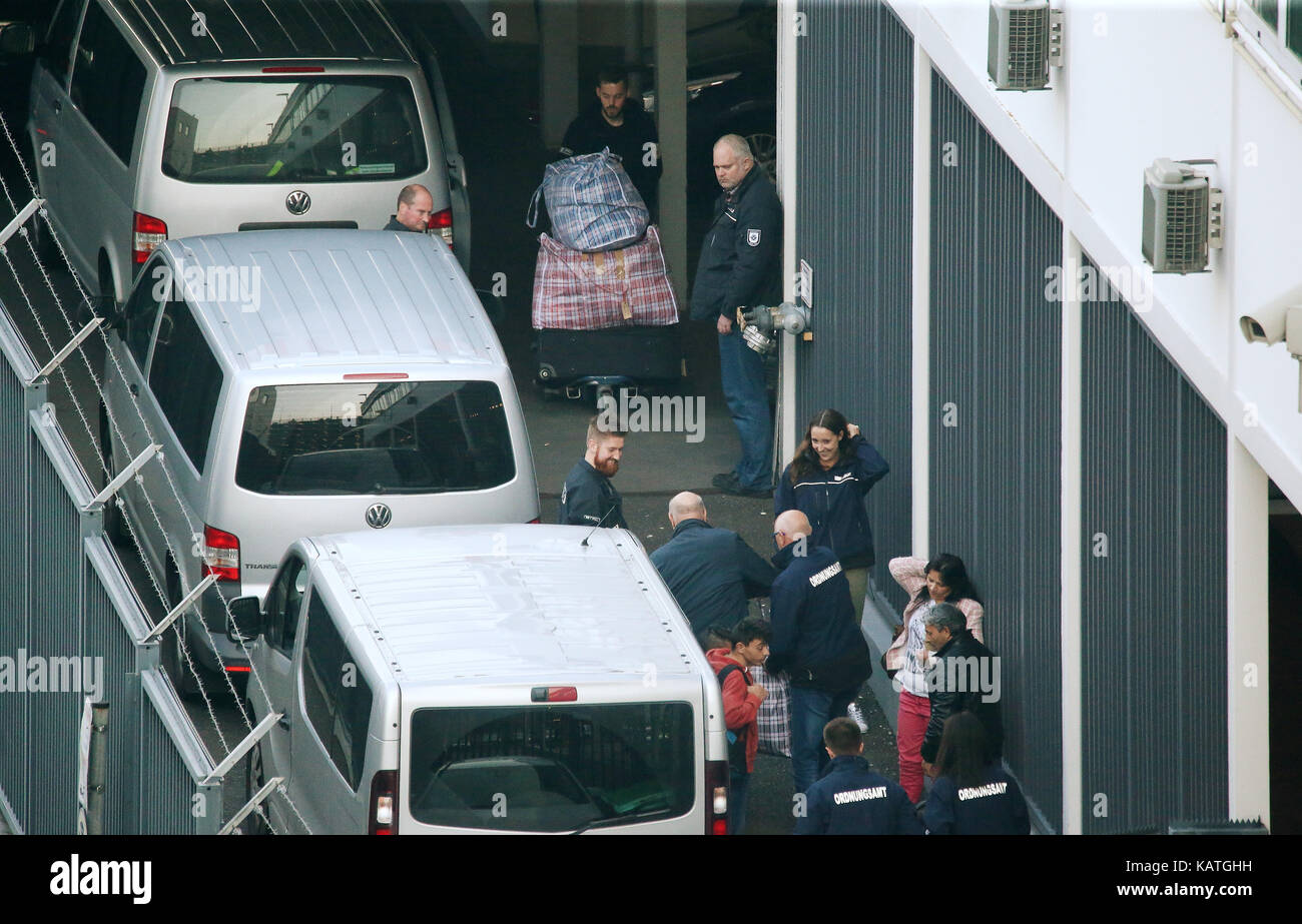 Düsseldorf, Deutschland. 27 Sep, 2017. Vans Park am Flughafen in Düsseldorf, Deutschland, am 27. September 2017. Eine Gruppe von abgelehnten Asylbewerbern soll gemeinsam nach Albanien und Kosovo abgeschoben vom Flughafen in Düsseldorf am Mittwoch. Die Ebene wird so um 12 Uhr und Ziel für den ersten albanischen, ein Sprecher der föderalen Polizei informiert zu werden. Wie viele Menschen werden abgeschoben noch nicht klar ist. Quelle: David Young/dpa/Alamy leben Nachrichten Stockfoto