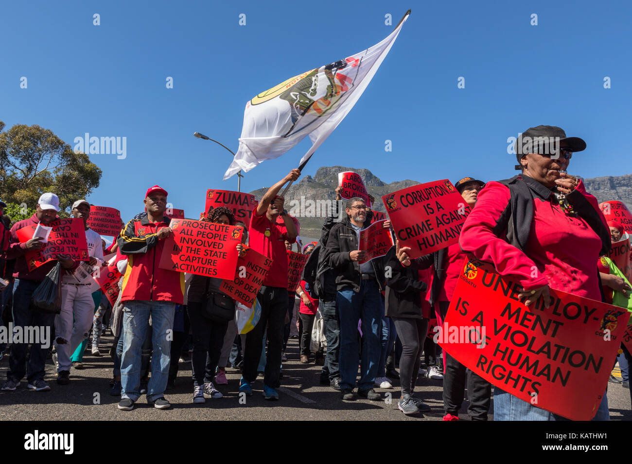 Kapstadt, Südafrika. 27 Sep, 2017. Cosatu (Verband der südafrikanischen Gewerkschaften) halten einen nationalen Streik und März gegen staatliche Korruption zu erfassen und das Parlament. Der Gewerkschaftsbund zusammen mit der Alliance Partner der Südafrikanischen Kommunistischen Partei Parlament marschierten und verschiedene andere Institutionen in Kapstadt. Credit: Mo Bassa/Alamy leben Nachrichten Stockfoto