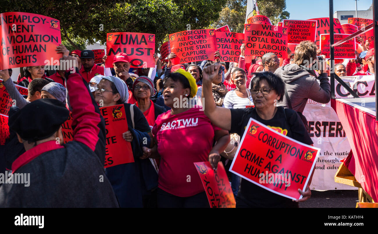 Kapstadt, Südafrika. 27 Sep, 2017. Cosatu (Verband der südafrikanischen Gewerkschaften) halten einen nationalen Streik und März gegen staatliche Korruption zu erfassen und das Parlament. Der Gewerkschaftsbund zusammen mit der Alliance Partner der Südafrikanischen Kommunistischen Partei Parlament marschierten und verschiedene andere Institutionen in Kapstadt. Credit: Mo Bassa/Alamy leben Nachrichten Stockfoto