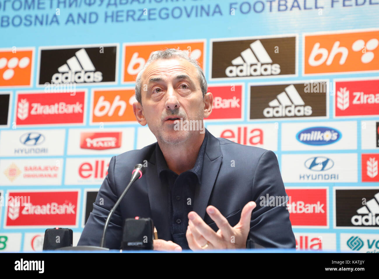 Sarajevo, Bosnien und Herzegowina. 27 Sep, 2017. Head Coach der Nationalmannschaft von Bosnien und Herzegowina (BiH) Mehmed Bazdarevic nimmt an einer Pressekonferenz in Sarajevo, Bosnien und Herzegowina, an Sept. 27, 2017. Bazdarevic offiziell angekündigt am Mittwoch die Namen der Spieler für die Qualifikationsspiele für die WM gegen Belgien in Sarajewo am 7. Oktober und gegen Estland In Tallinn am 10. Credit: Haris Memija/Xinhua/Alamy leben Nachrichten Stockfoto