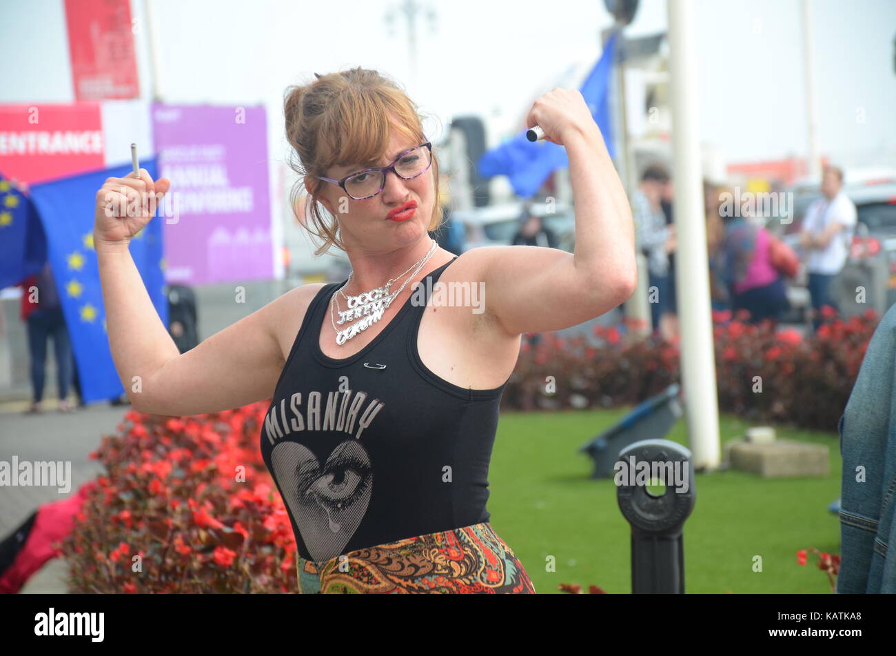 Brighton, UK. 27 Sep, 2017. Demonstranten vor dem tagungsgebäude. Die Teilnehmer verlassen die Labour Party Konferenz Nach der letzten Rede von Jeremy Corbyn. Credit: JOHNNY ARMSTEAD/Alamy leben Nachrichten Stockfoto