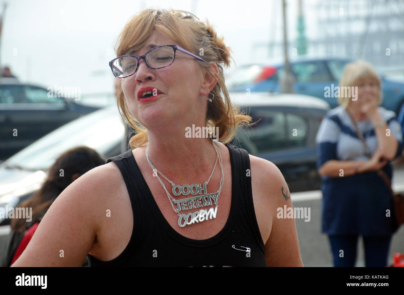 Brighton, UK. 27 Sep, 2017. Demonstranten vor dem tagungsgebäude. Die Teilnehmer verlassen die Labour Party Konferenz Nach der letzten Rede von Jeremy Corbyn. Credit: JOHNNY ARMSTEAD/Alamy leben Nachrichten Stockfoto